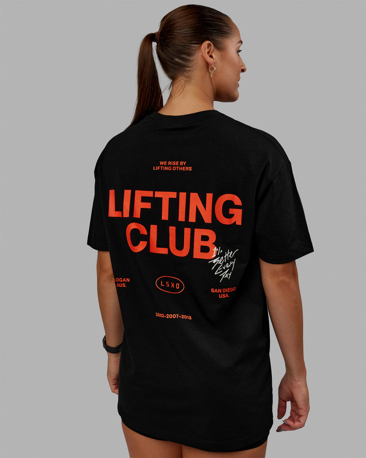 Woman wearing Unisex Lifting Club FLXCotton Tee Oversize - Black-Red