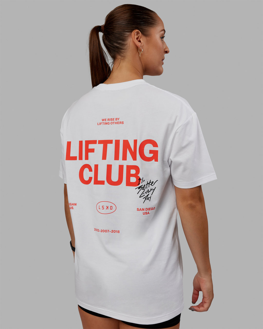 Woman wearing Unisex Lifting Club FLXCotton Tee Oversize - White-Red