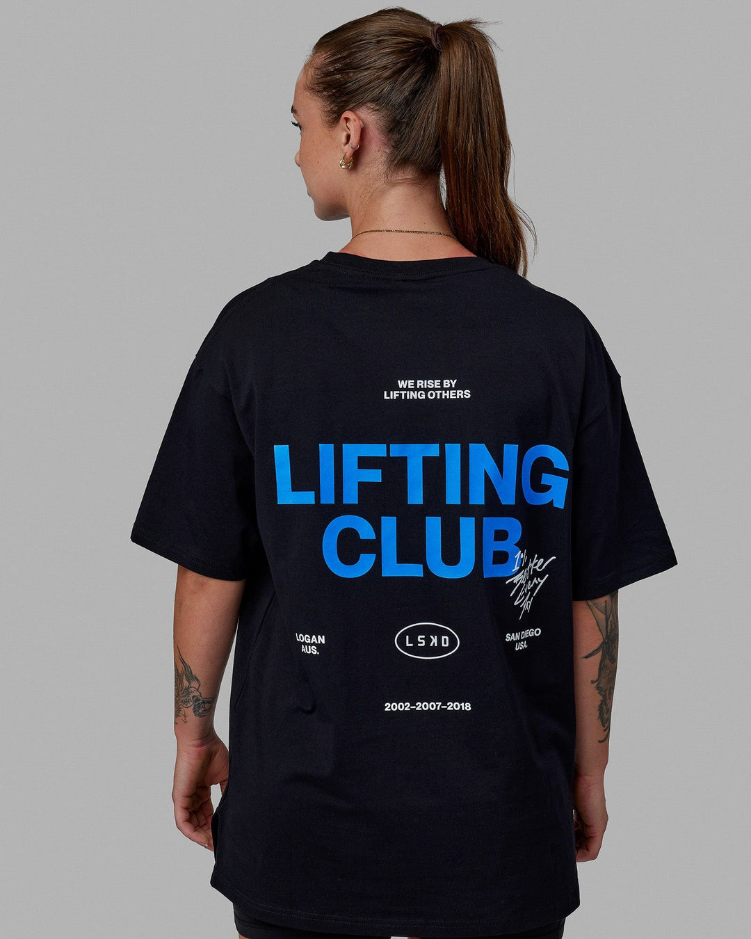 Woman wearing Unisex Lifting Club FLXCotton Tee Oversize - Black-Power Cobalt