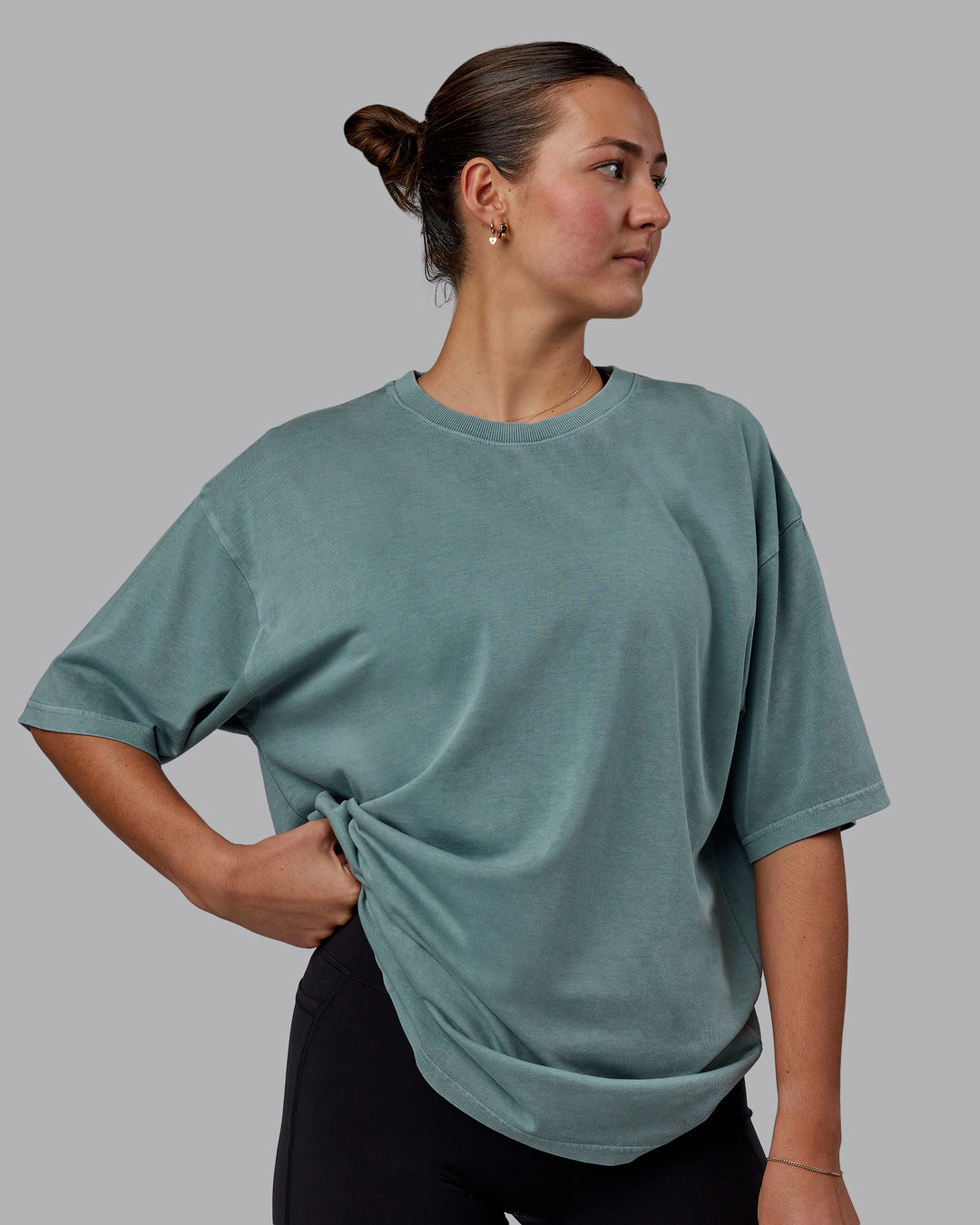 Woman wearing Unisex Washed Lifting Club Heavyweight Tee Oversize - Storm-Black