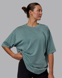 Woman wearing Unisex Washed Lifting Club Heavyweight Tee Oversize - Storm-Black