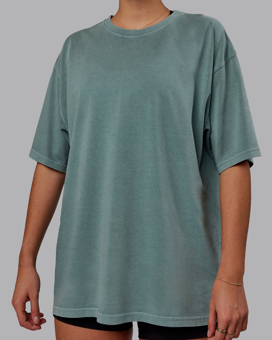 Woman wearing Unisex Washed Lifting Club Heavyweight Tee Oversize - Storm-Black