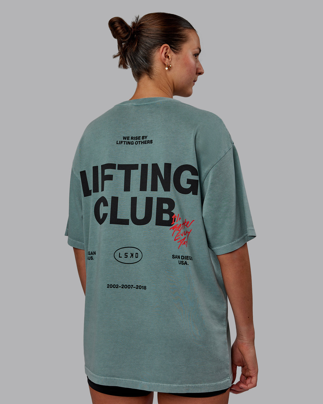 Woman wearing Unisex Washed Lifting Club Heavyweight Tee Oversize - Storm-Black