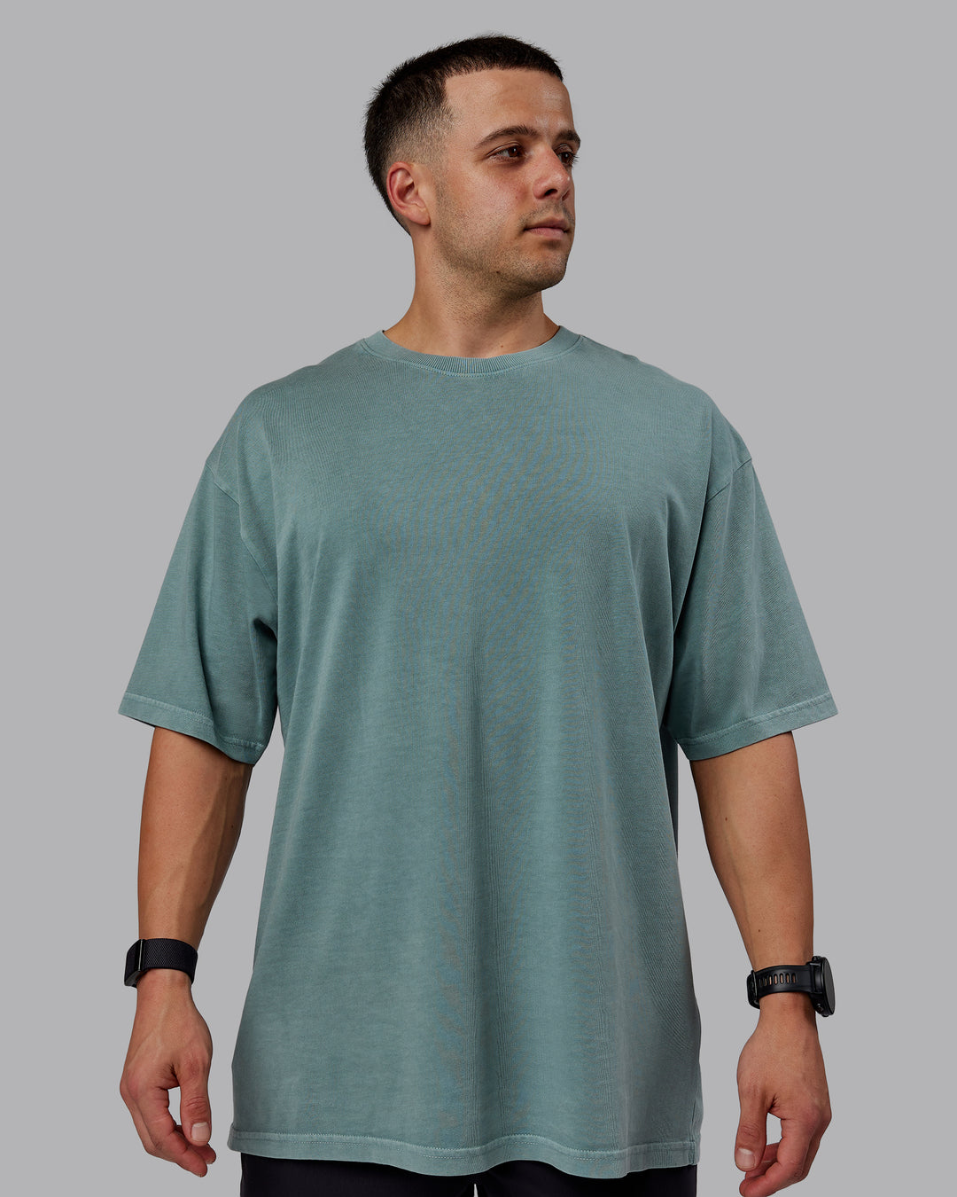 Man wearing Unisex Washed Lifting Club Heavyweight Tee Oversize - Storm-Black
