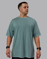 Man wearing Unisex Washed Lifting Club Heavyweight Tee Oversize - Storm-Black