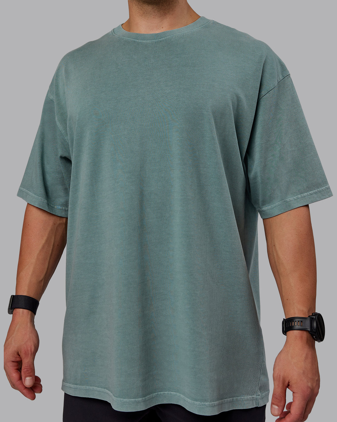 Man wearing Unisex Washed Lifting Club Heavyweight Tee Oversize - Storm-Black