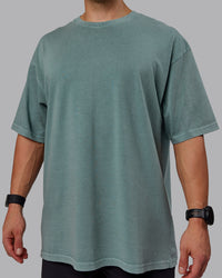 Man wearing Unisex Washed Lifting Club Heavyweight Tee Oversize - Storm-Black
