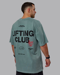Man wearing Unisex Washed Lifting Club Heavyweight Tee Oversize - Storm-Black