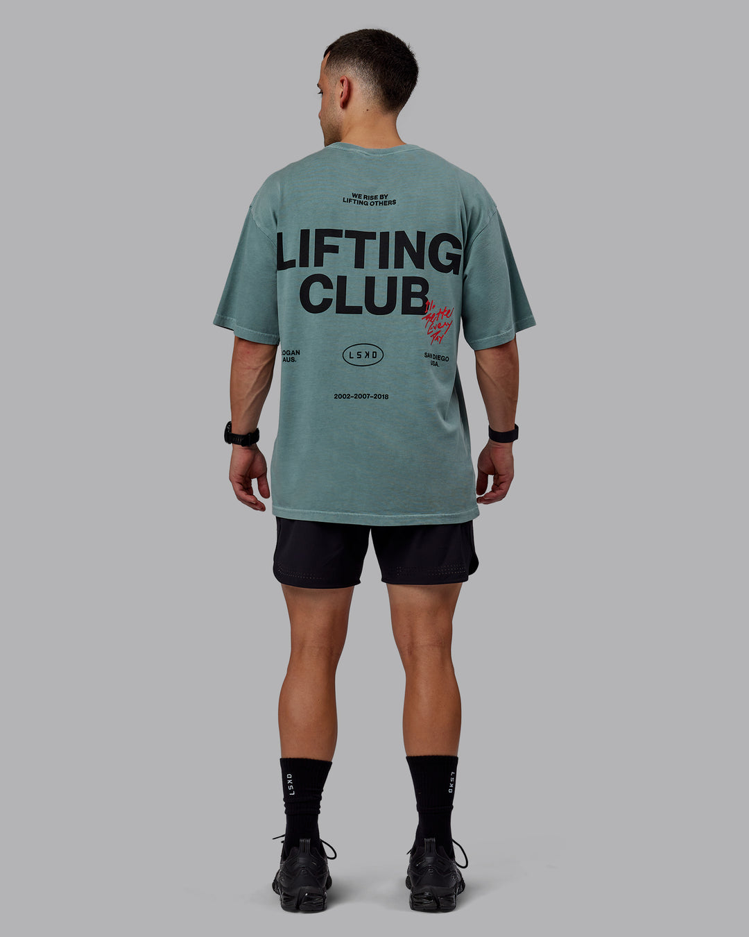 Man wearing Unisex Washed Lifting Club Heavyweight Tee Oversize - Storm-Black