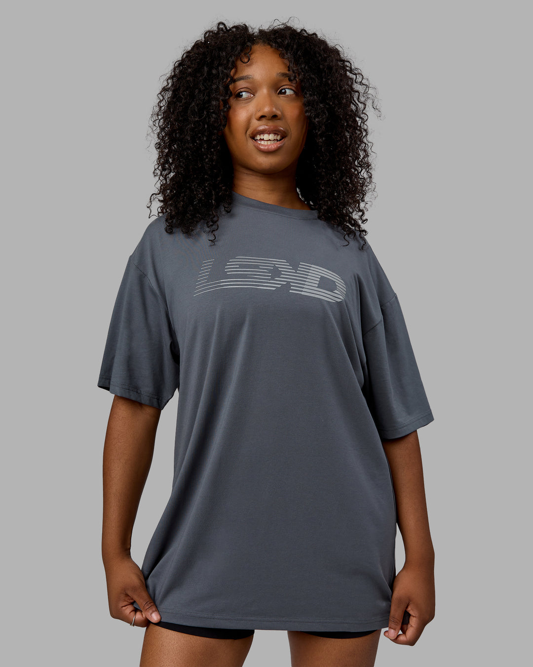 Woman wearing Unisex Motion FLXCotton Tee Oversize - Turbulence-Metallic Silver