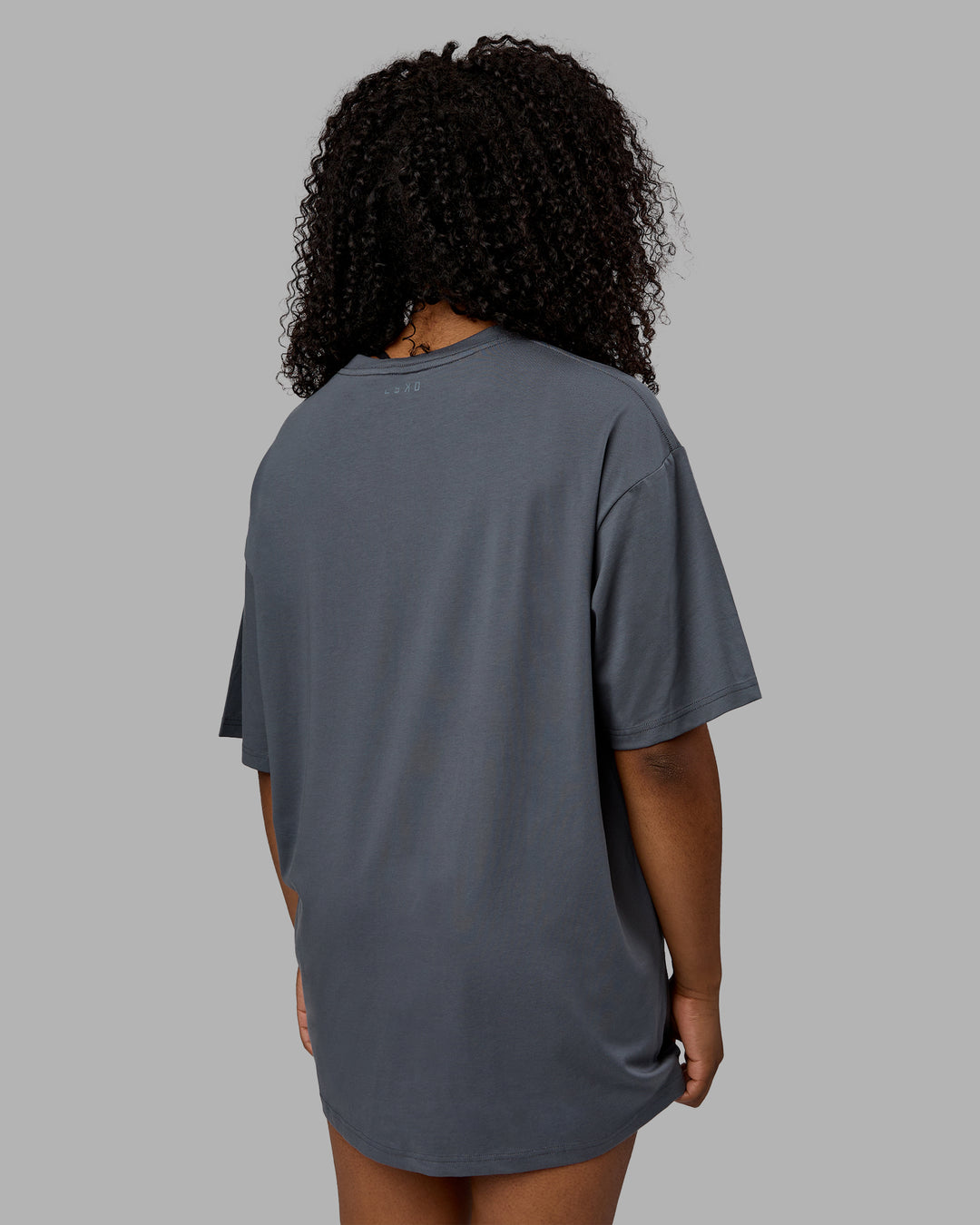 Woman wearing Unisex Motion FLXCotton Tee Oversize - Turbulence-Metallic Silver