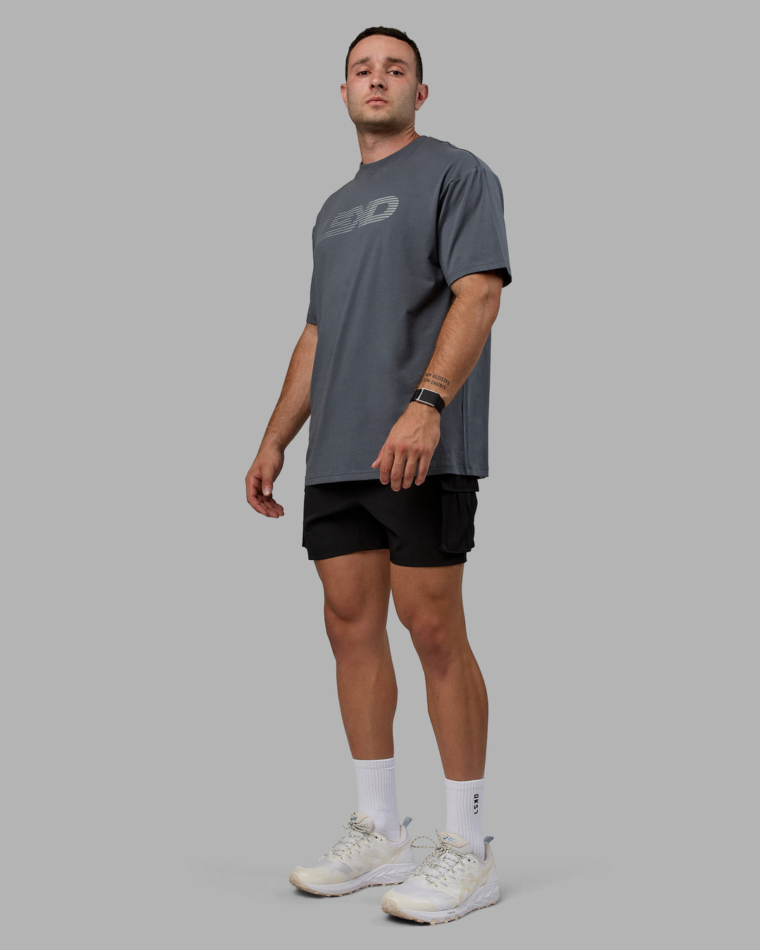 Man wearing Unisex Motion FLXCotton Tee Oversize - Turbulence-Metallic Silver