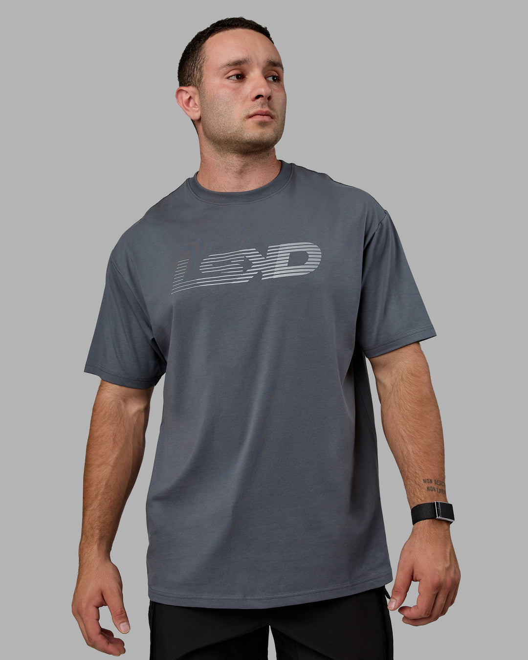 Man wearing Unisex Motion FLXCotton Tee Oversize - Turbulence-Metallic Silver