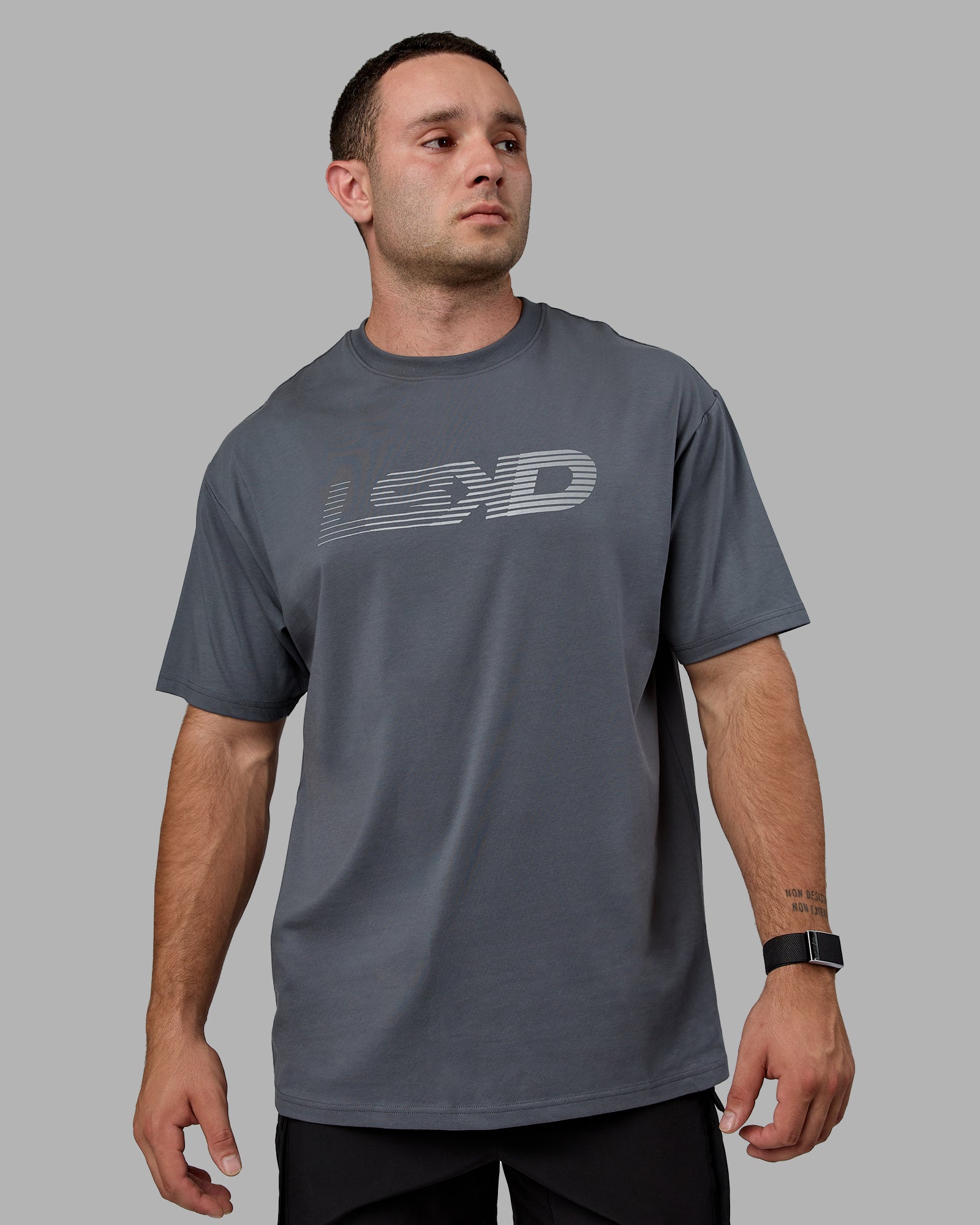 Man wearing Unisex Motion FLXCotton Tee Oversize - Turbulence-Metallic Silver
