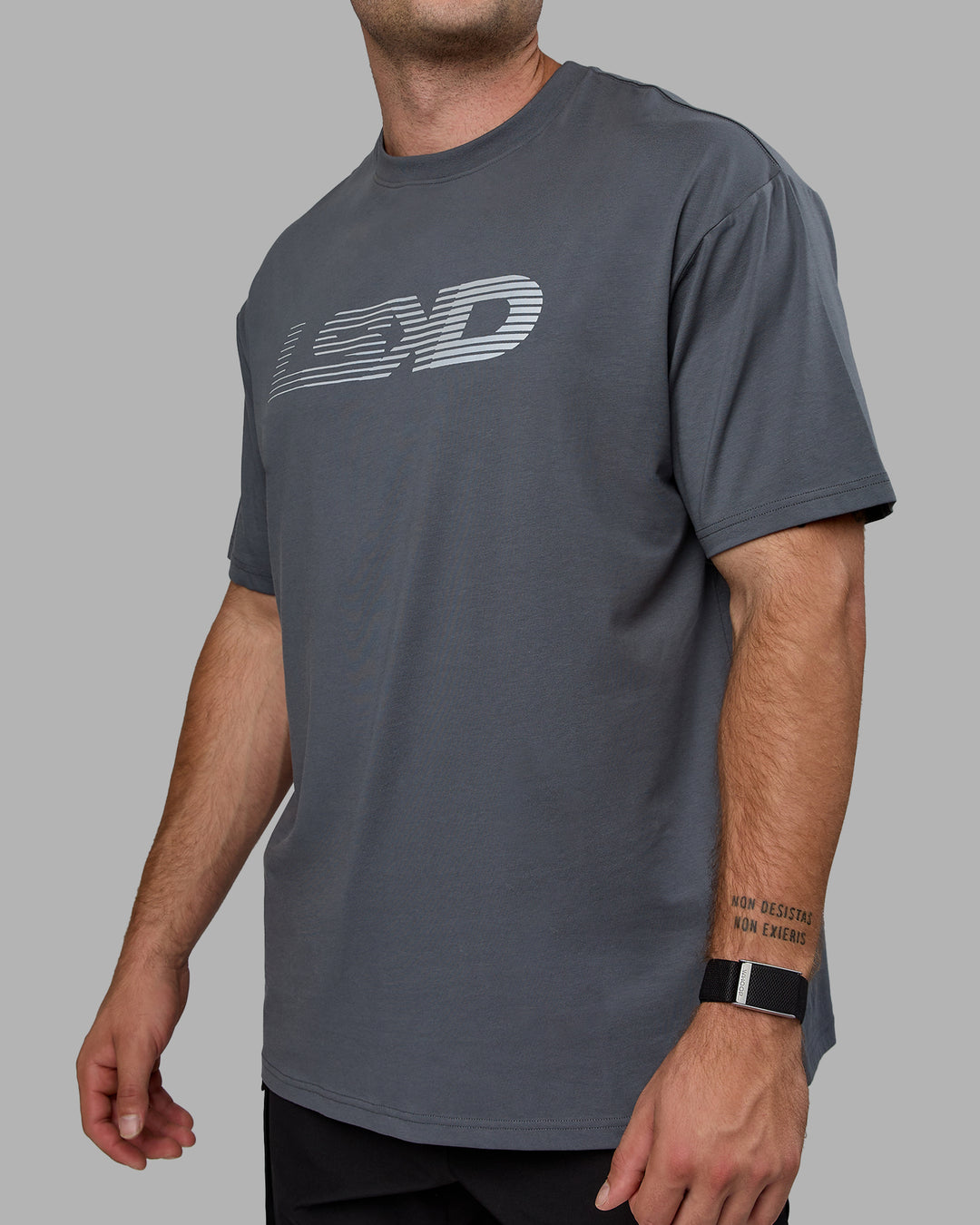 Man wearing Unisex Motion FLXCotton Tee Oversize - Turbulence-Metallic Silver