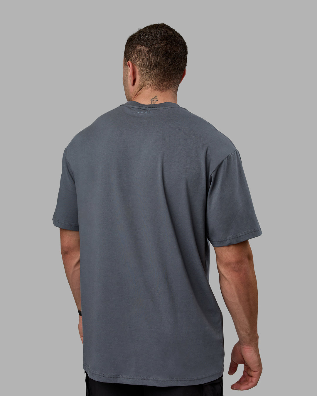 Man wearing Unisex Motion FLXCotton Tee Oversize - Turbulence-Metallic Silver
