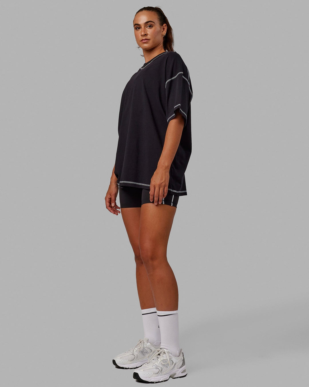 Woman wearing Unisex Overlock Ultra-Heavyweight Tee Oversize - Black-White