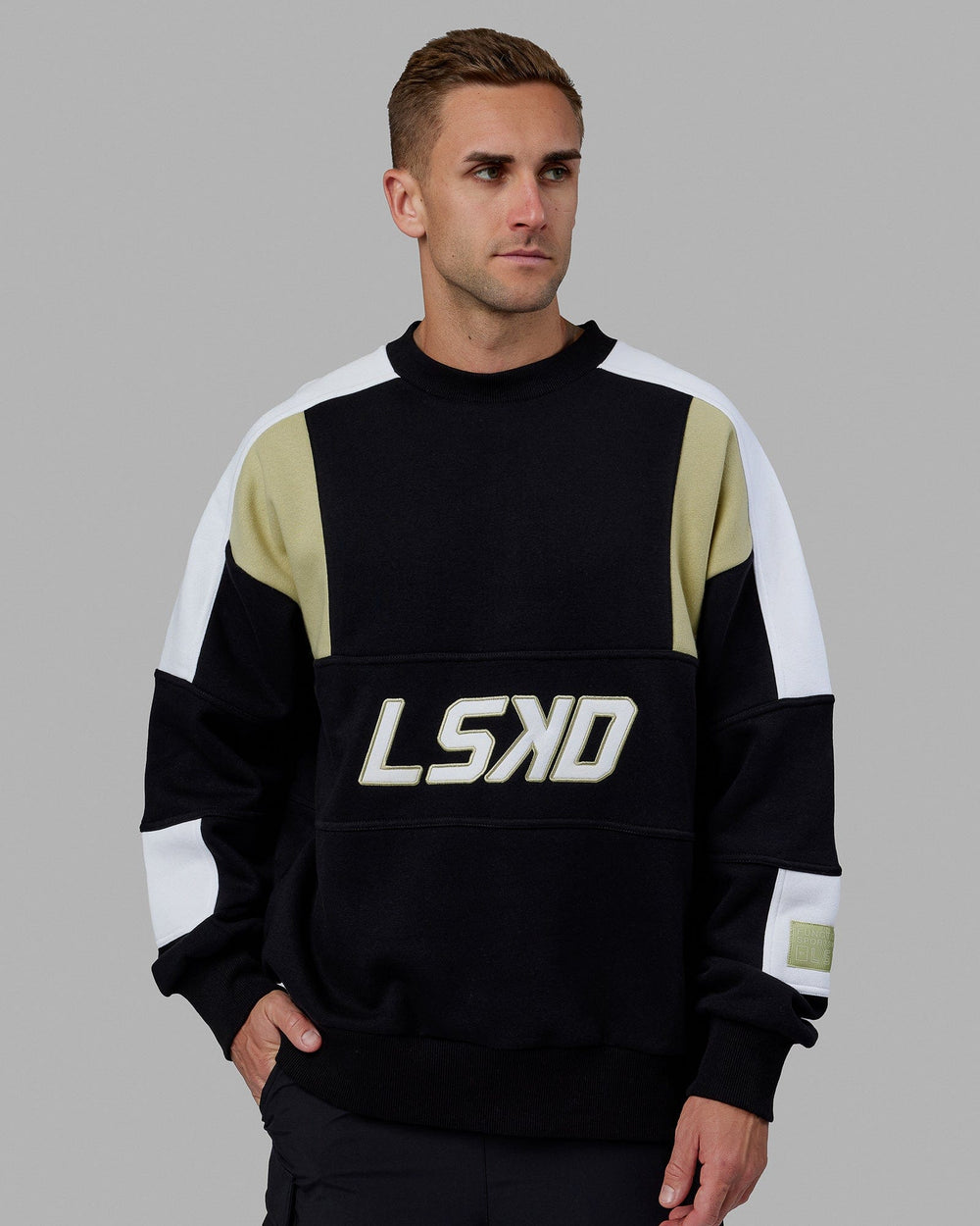 Man wearing Unisex Slam Sweater Oversize - Black-Gold