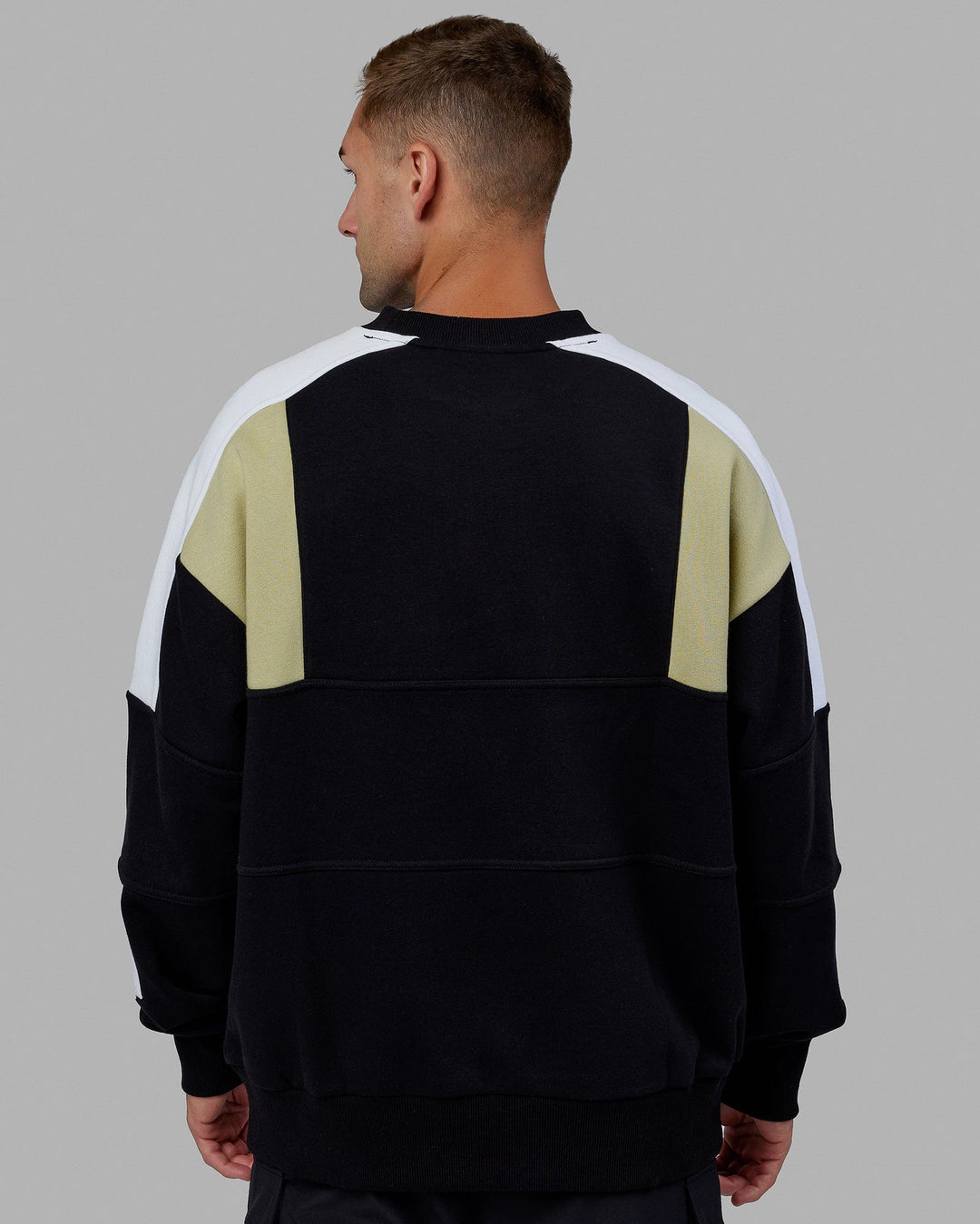 Man wearing Unisex Slam Sweater Oversize - Black-Gold