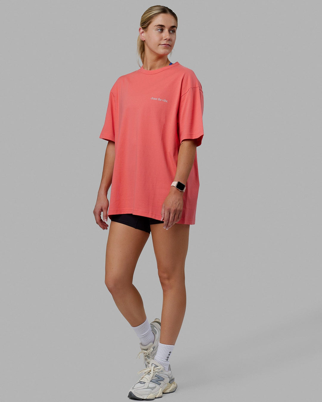 Woman wearing Unisex Taylor Tee Oversize - Coral