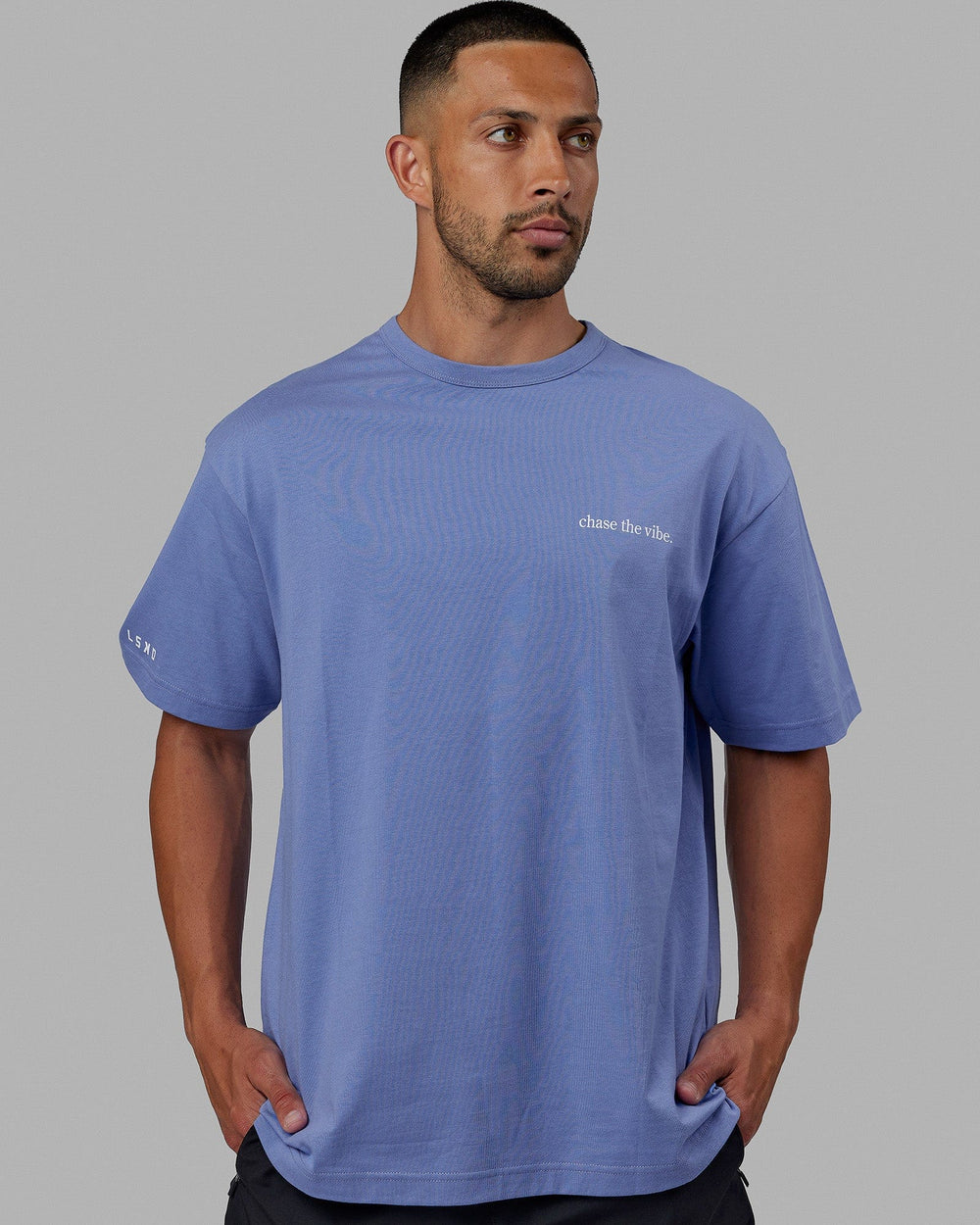 Man wearing Unisex Taylor Tee Oversize - Cornflower Blue