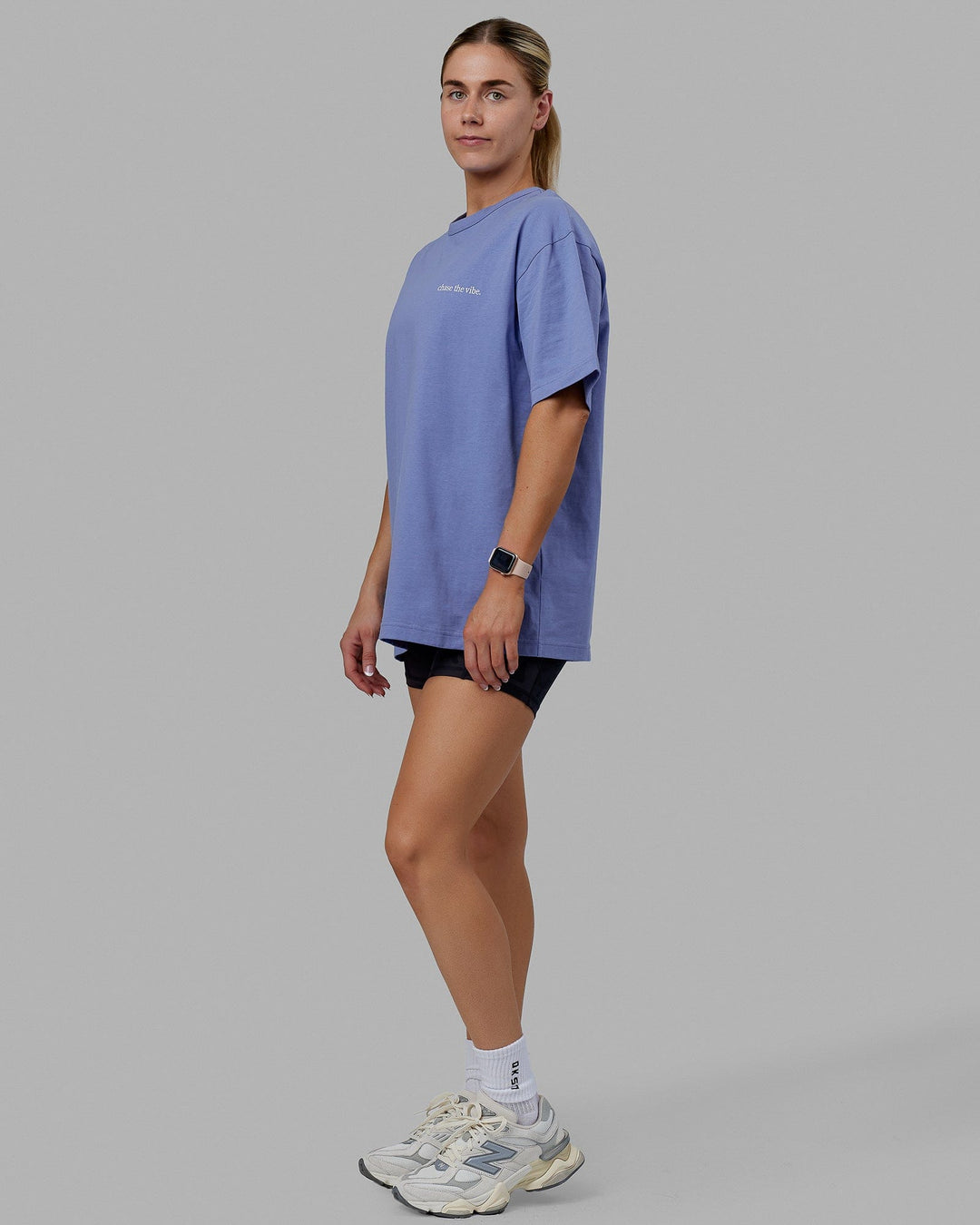 Woman wearing Unisex Taylor Tee Oversize - Cornflower Blue