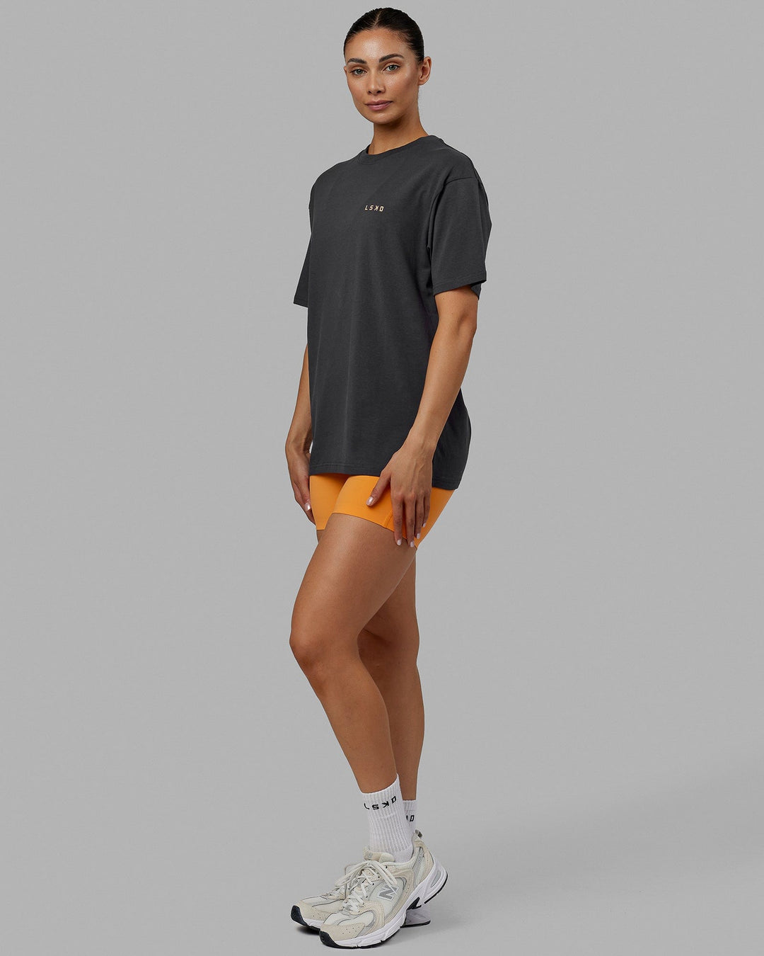 Woman wearing Unisex VS2 FLXCotton Tee Oversize - Phantom-Tangerine