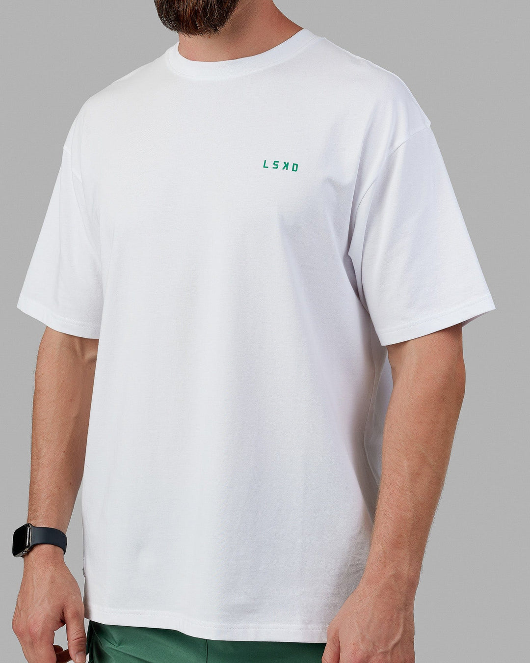 Man wearing Unisex VS3 FLXCotton Tee Oversize - White-Green Tambourine