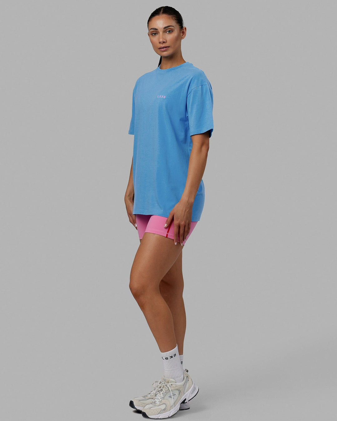 Woman wearing Unisex VS4 FLXCotton Tee Oversize - Azure Blue-Spark Pink