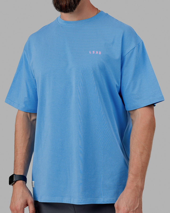 Man wearing Unisex VS4 FLXCotton Tee Oversize - Azure Blue-Spark Pink