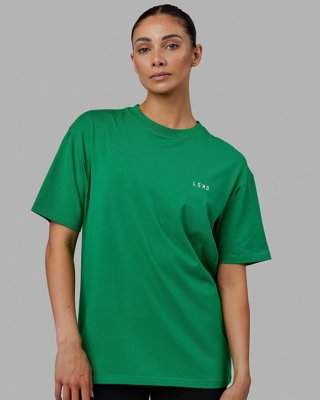 Woman wearing Unisex VS5 FLXCotton Tee Oversize - Green Tambourine-White