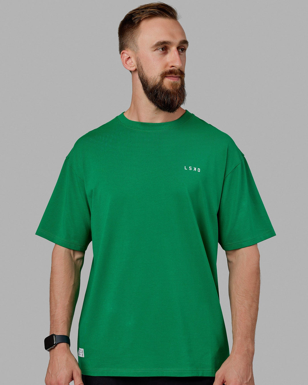 Man wearing Unisex VS5 FLXCotton Tee Oversize - Green Tambourine-White