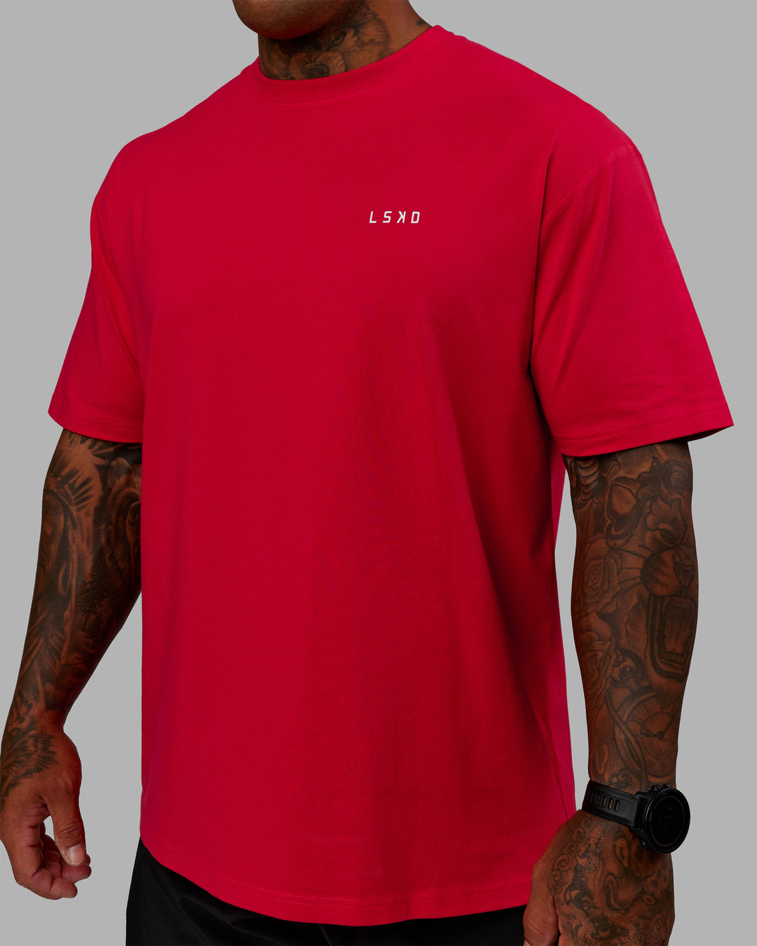 Man wearing Unisex VS6 FLXCotton Tee Oversize - Scarlet-White