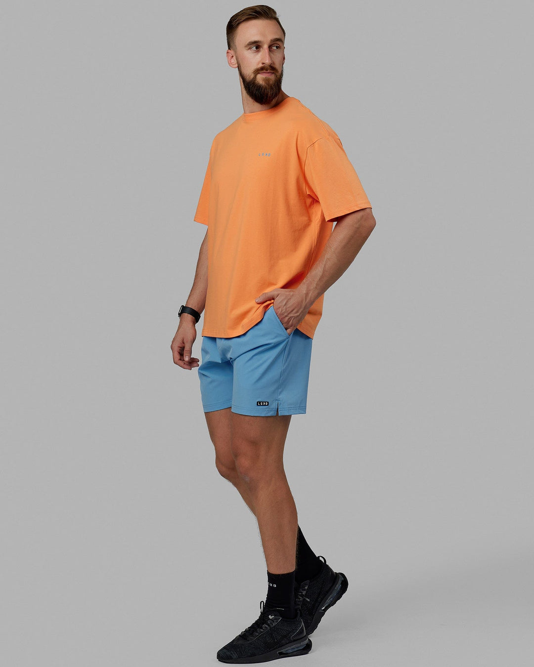 Man wearing Unisex VS6 FLXCotton Tee Oversize - Tangerine-Azure Blue