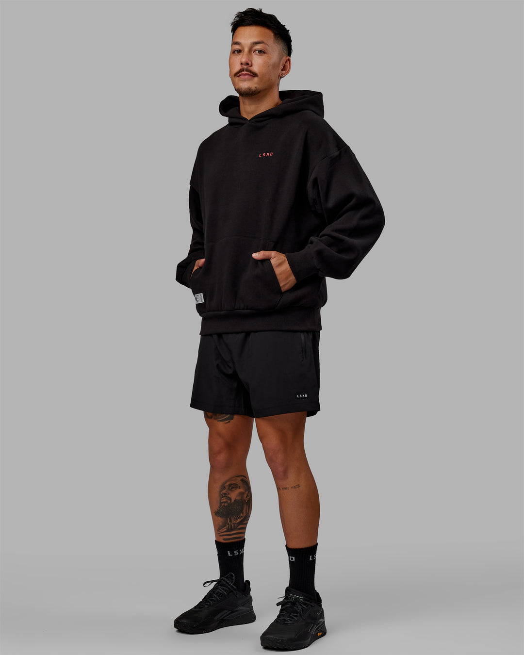 Man wearing Unisex VS6 Hoodie Oversize - Black-Scarlet