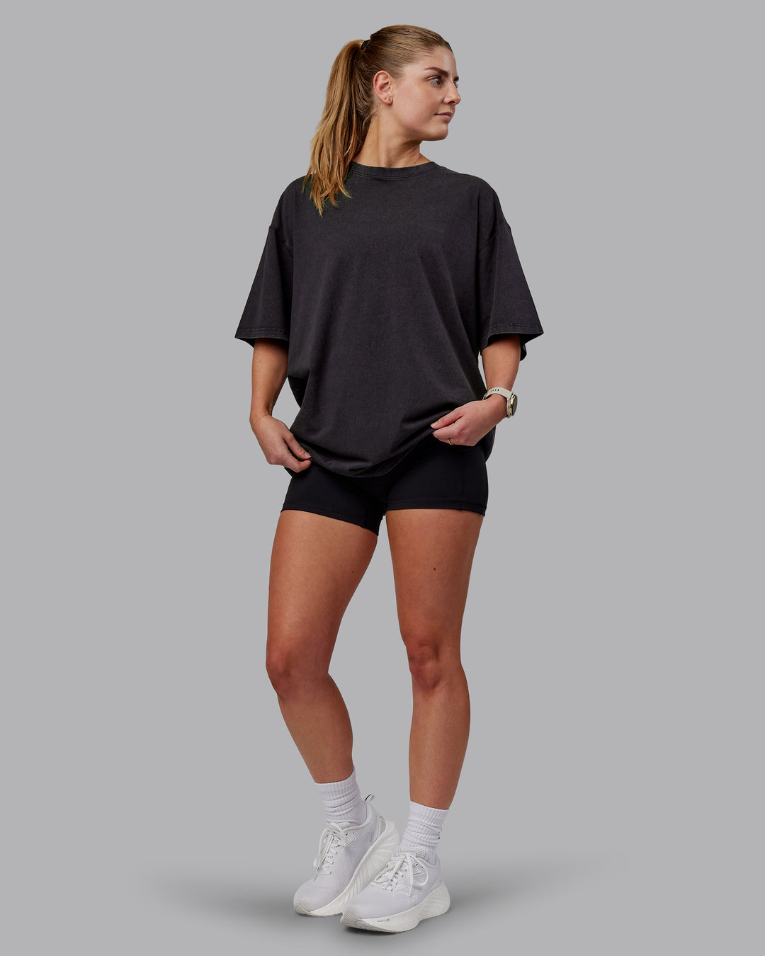 Woman wearing Unisex Washed RUN CLUB FLXCotton Tee Oversize - Black-Black