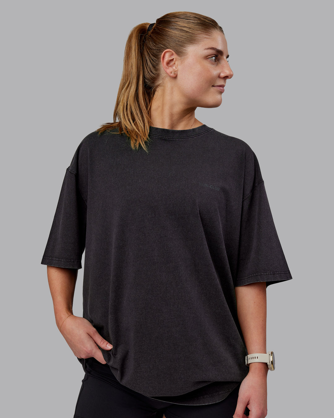 Woman wearing Unisex Washed RUN CLUB FLXCotton Tee Oversize - Black-Black