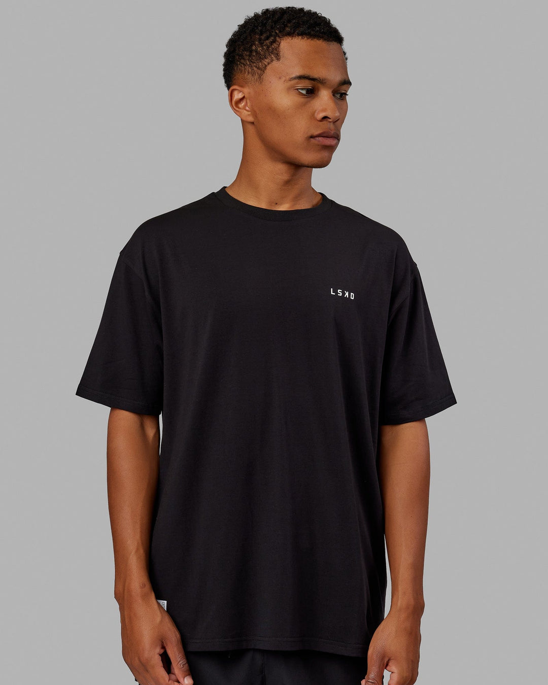 Man wearing VS1 FLXCotton Tee Oversize - Black-White