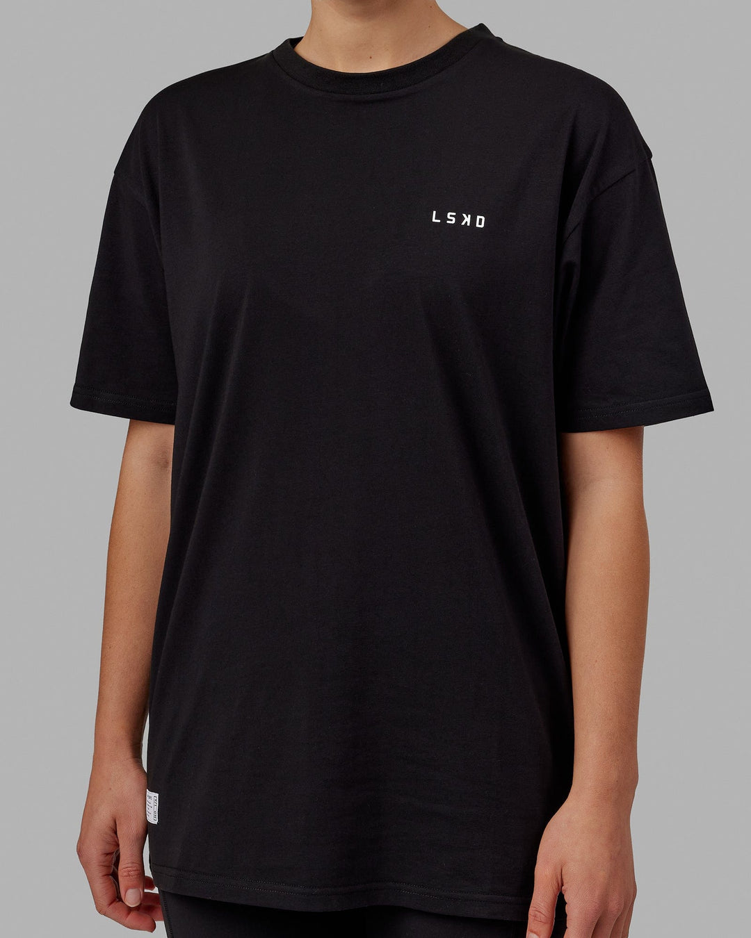 Woman wearing VS1 FLXCotton Tee Oversize - Black-White