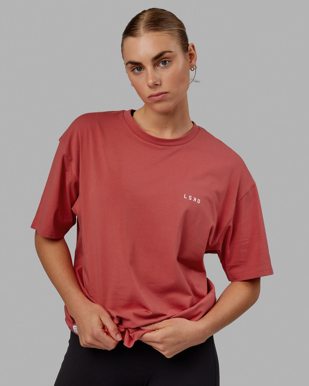 Woman wearing VS1 FLXCotton Tee Oversize - Mineral Red-White