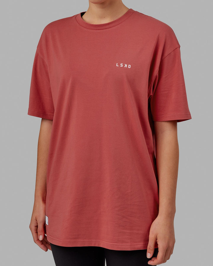 Woman wearing VS1 FLXCotton Tee Oversize - Mineral Red-White