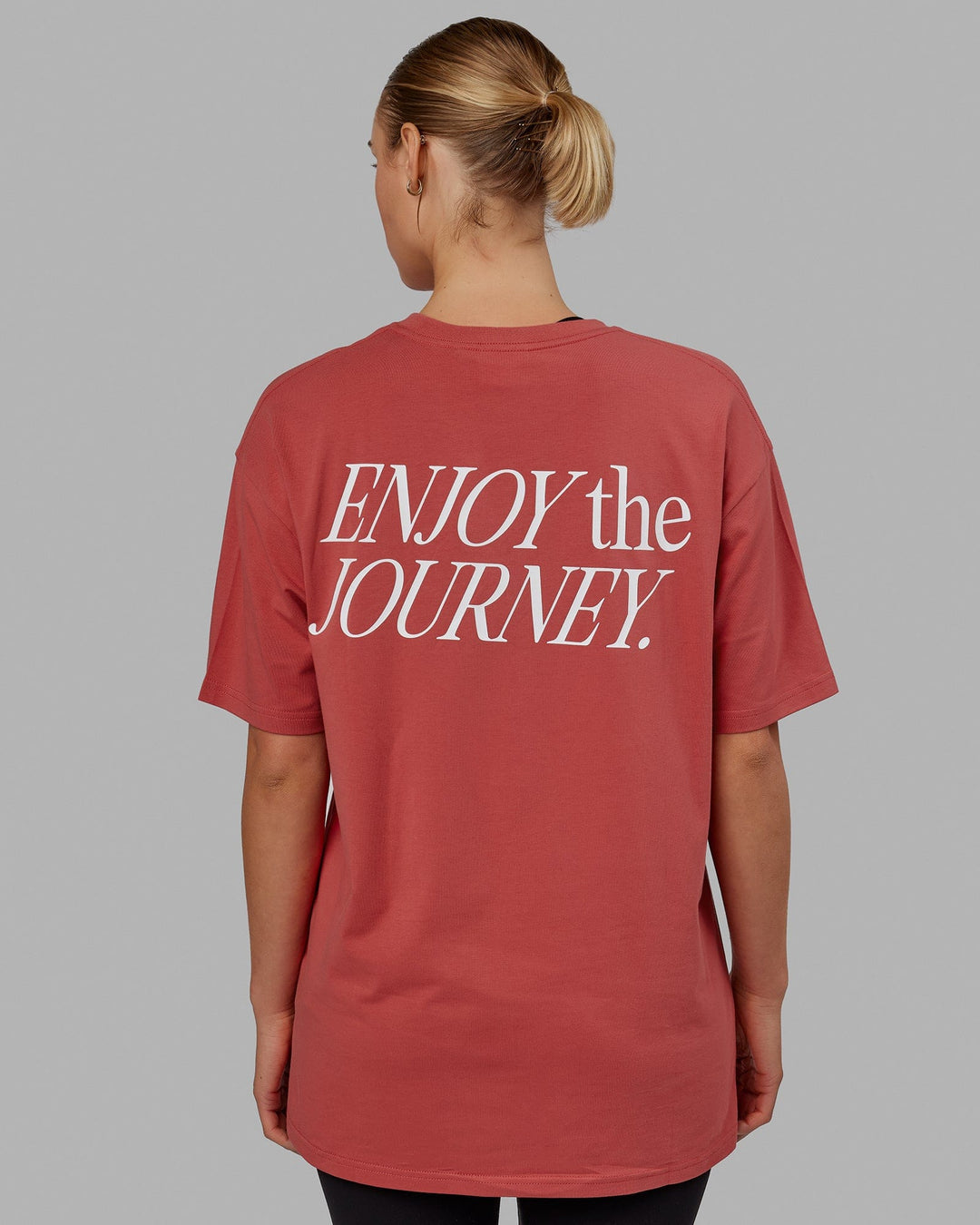 Woman wearing VS1 FLXCotton Tee Oversize - Mineral Red-White