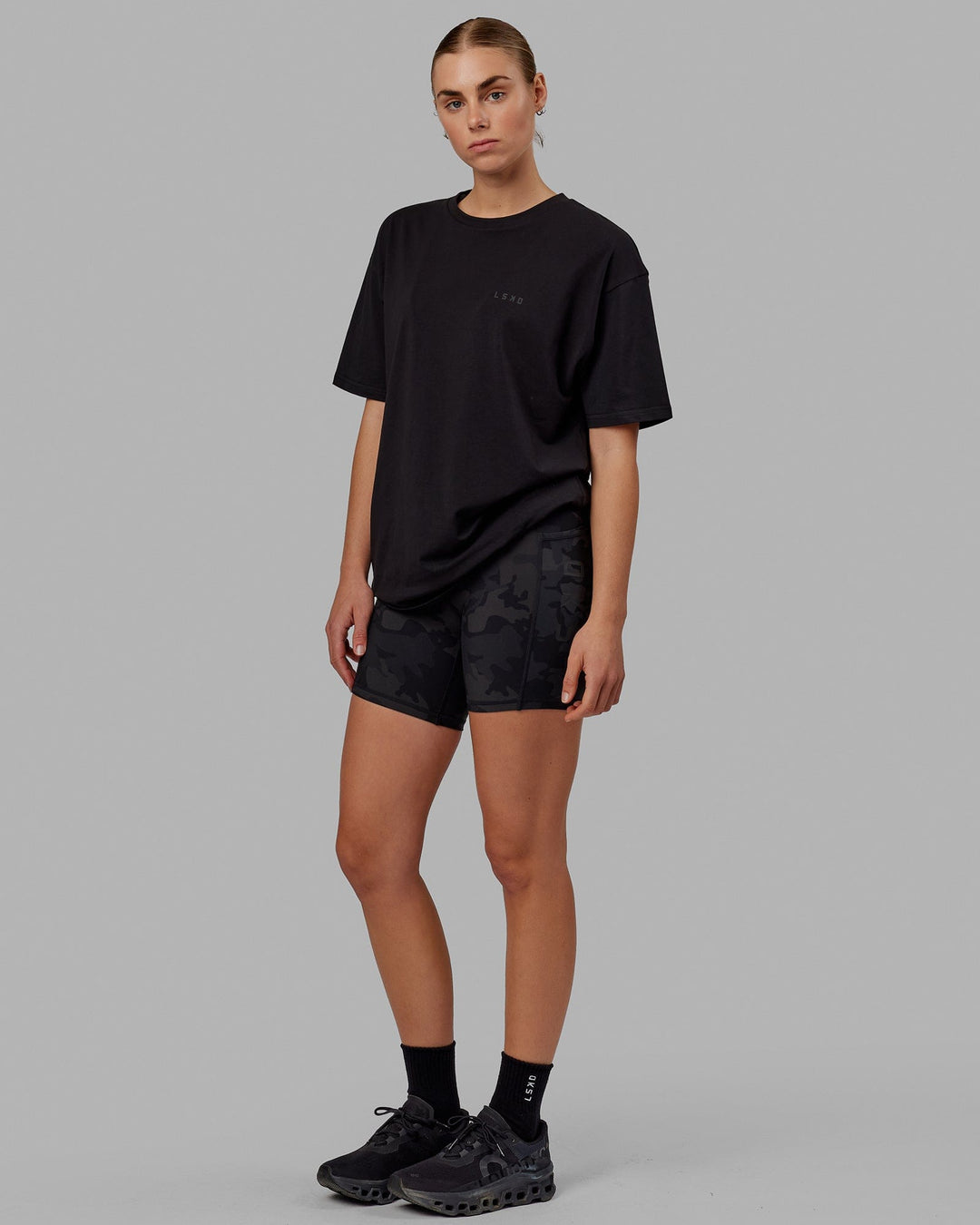 Woman wearing Unisex VS5 FLXCotton Tee Oversize - Black-Black