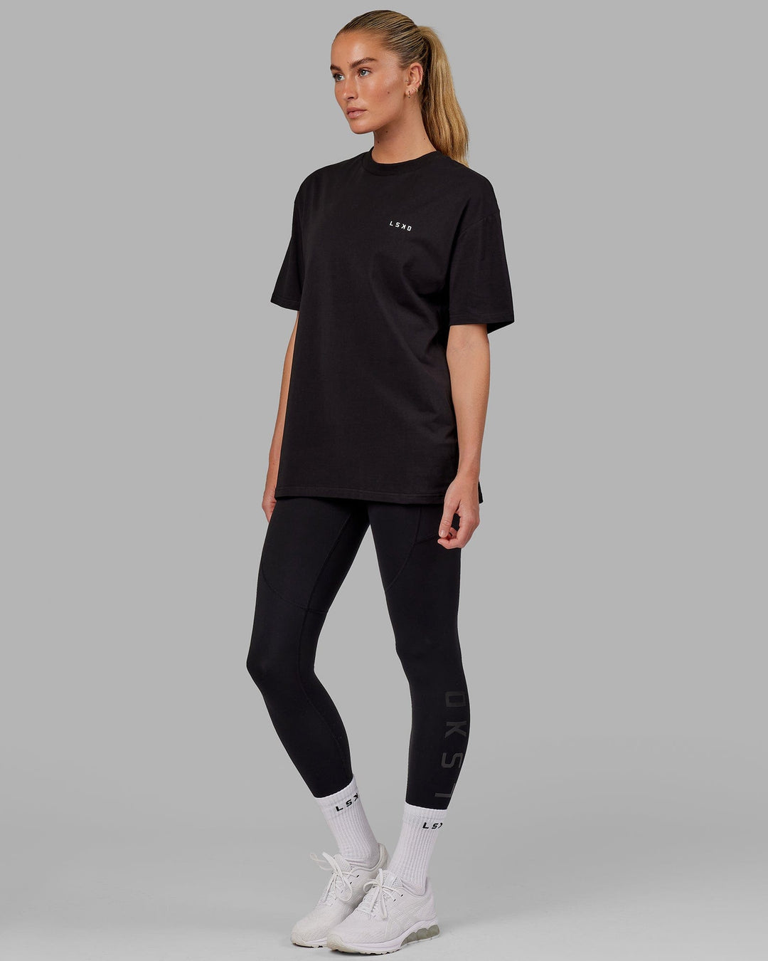 Woman wearing Unisex VS5 FLXCotton Tee Oversize - Black-White