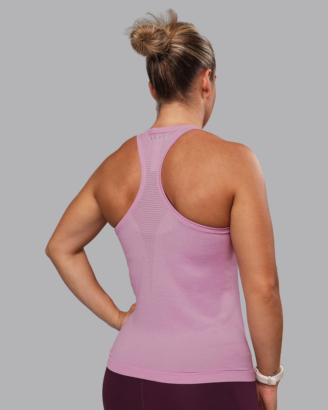 Woman wearing AeroFLX+ Seamless Tank - Bubblegum/Pirouette