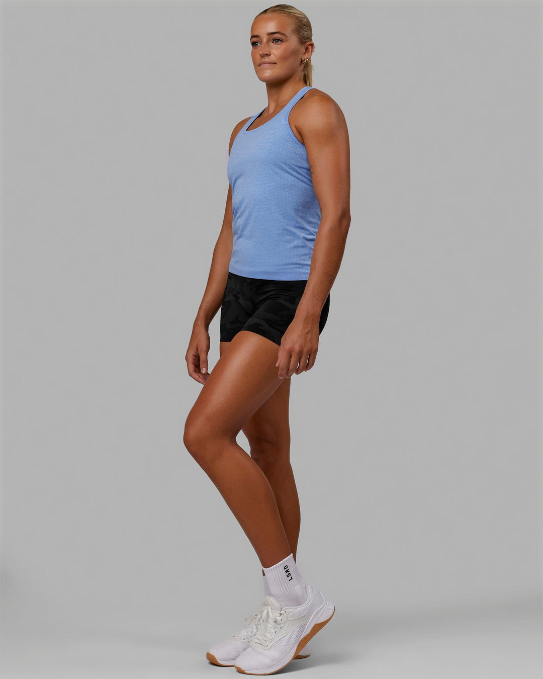 Woman wearing AeroFLX+ Seamless Tank - Cornflower Blue Marl