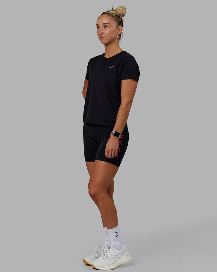 Woman wearing Endeavour FLX Cotton Tee - Black-Magenta