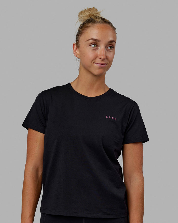 Woman wearing Endeavour FLX Cotton Tee - Black-Magenta