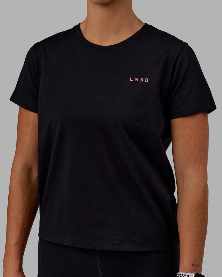 Woman wearing Endeavour FLX Cotton Tee - Black-Magenta