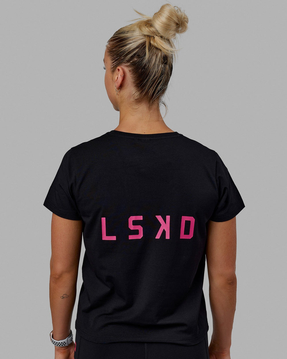 Woman wearing Endeavour FLX Cotton Tee - Black-Magenta